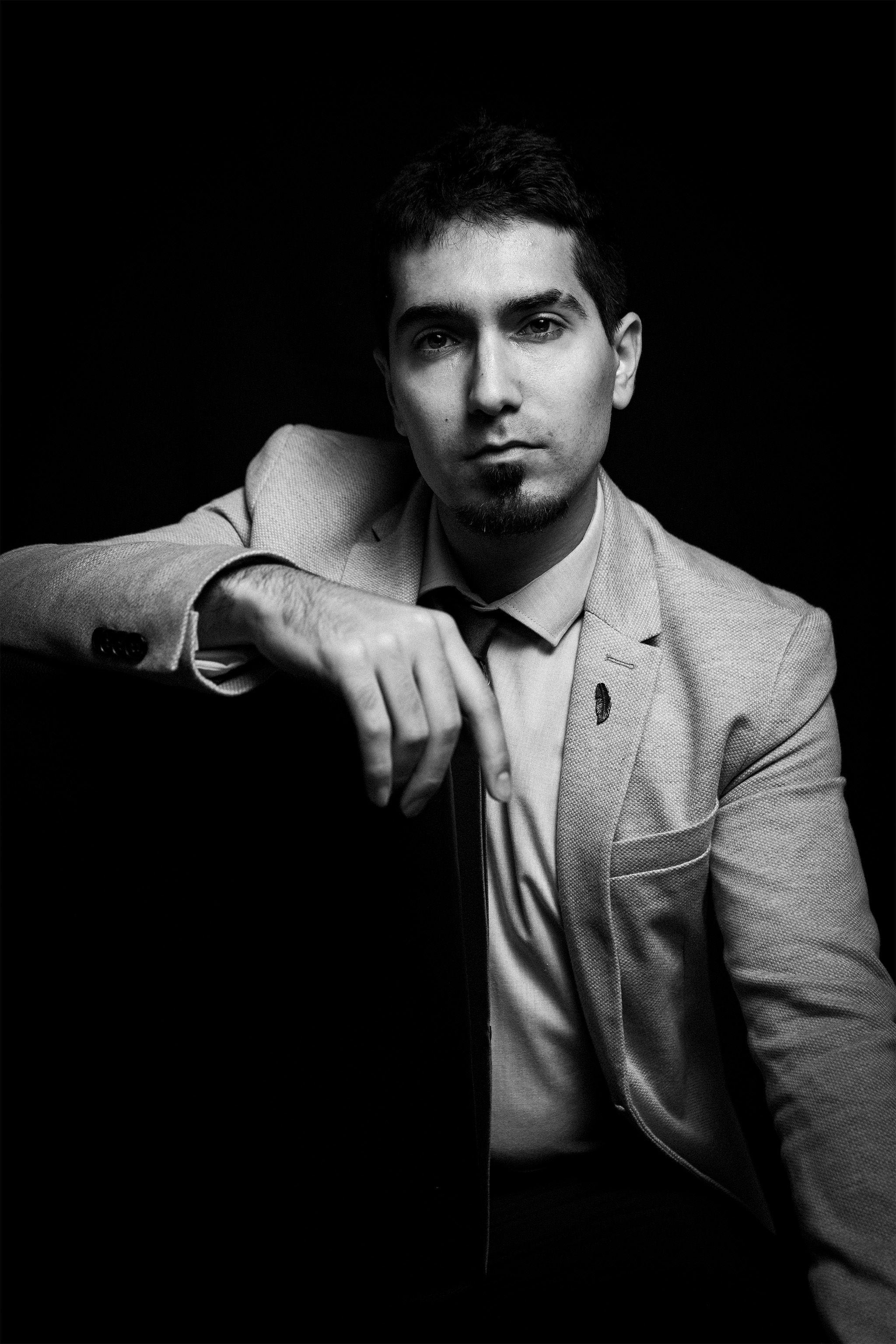 Sergio Santos retratado en blanco y negro con traje